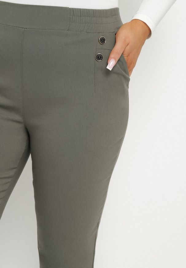 Born2be - Ciemnozielone Spodnie z Wiskozą i Ozdobnymi Guzikami Tenzina. Okazja: na co dzień. Kolekcja: plus size. Kolor: zielony. Materiał: wiskoza. Styl: sportowy, casual, elegancki