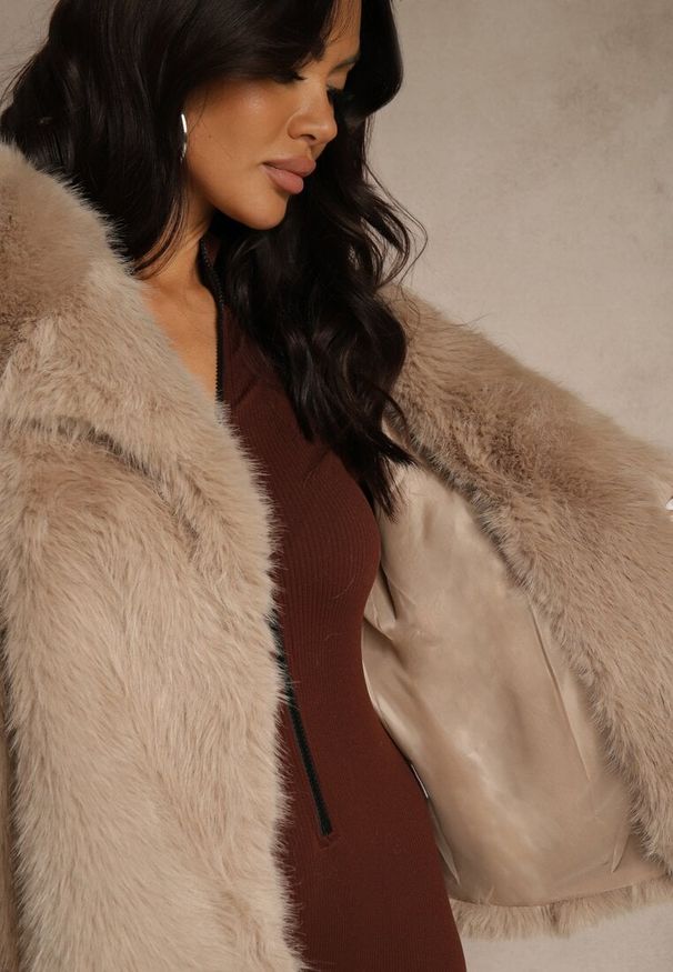Renee - Beżowa Kurtka Futerko o Jednorzędowym Kroju z Szerokim Kołnierzem Dezile. Kolor: beżowy. Materiał: futro. Styl: klasyczny