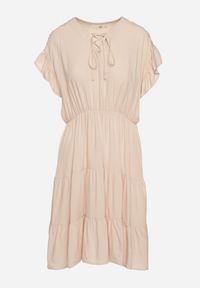Born2be - Beżowa Sukienka z Gumką w Pasie Ozdobiona Falbanką i Wiązana Materiałowym Paskiem Tiamalou. Typ kołnierza: dekolt w łódkę. Kolor: beżowy. Materiał: materiał. Długość rękawa: krótki rękaw. Wzór: aplikacja #6