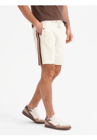 Ombre Clothing - Dresowe męskie szorty z lampasami i ściągaczem w pasie – kremowe V3 - Rozmiar: XL. Okazja: na co dzień. Kolor: kremowy. Materiał: dresówka. Wzór: aplikacja. Styl: retro, casual