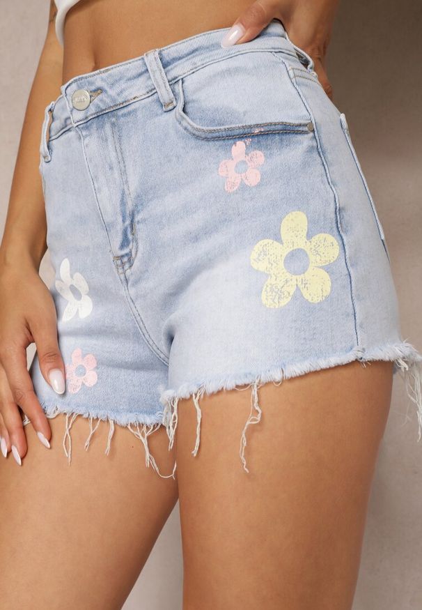 Renee - Niebieskie Jeansowe Szorty High Waist z Printem w Kwiaty Vikisias. Okazja: na spacer. Stan: podwyższony. Kolor: niebieski. Materiał: jeans. Wzór: kwiaty, nadruk. Sezon: lato