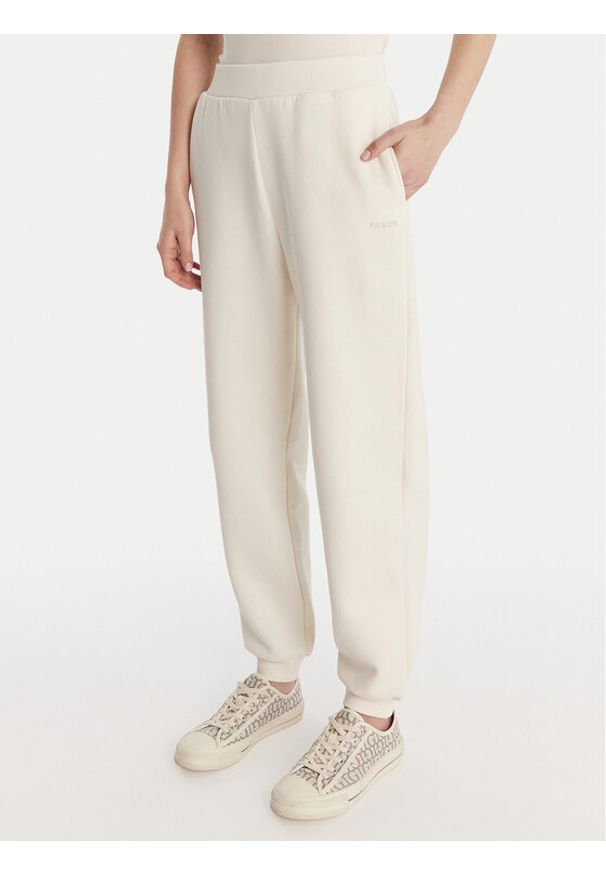 Guess Spodnie dresowe V6RB15 K9V31 Écru Regular Fit. Kolor: kremowy. Materiał: bawełna