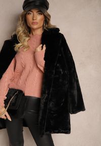 Renee - Jasnoróżowy Sweter z Dekoltem na Plecach z Ozdobnym Splotem Torleana. Okazja: na co dzień. Typ kołnierza: dekolt na plecach. Kolor: różowy. Materiał: jeans. Długość rękawa: długi rękaw. Długość: długie. Wzór: ze splotem. Styl: klasyczny, casual, elegancki