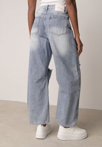 Born2be - Niebieskie Jeansy z Bawełny z Wiskozą o Kroju Ballloon z Wysokim Stanem i Dziurami Mon. Okazja: na co dzień. Stan: podwyższony. Kolor: niebieski. Styl: casual #4