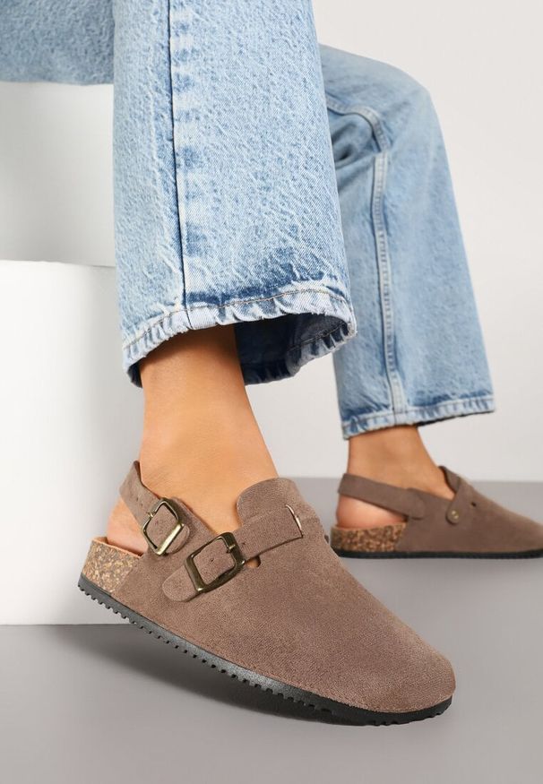 Born2be - Ciemnobeżowe Sandały Chodaki z Klamerką i Paskiem na Pięcie Norilsa. Okazja: na co dzień. Kolor: beżowy. Materiał: jeans. Obcas: na obcasie. Styl: casual. Wysokość obcasa: niski
