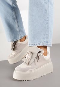 Renee - Beżowe Sneakersy Ozdobione Kokardą i Wywiniętym Językiem Ivalione. Okazja: na co dzień. Kolor: beżowy. Materiał: jeans. Wzór: aplikacja