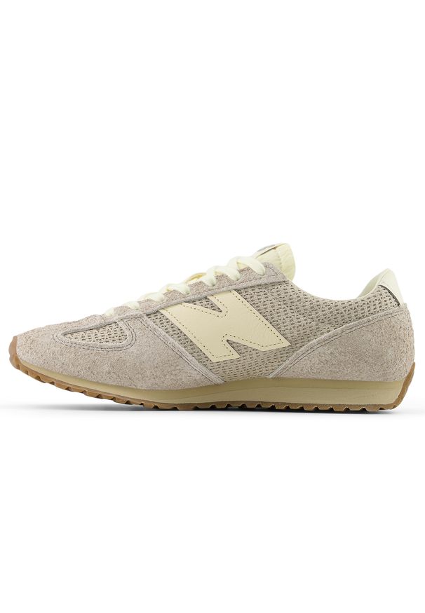 Buty unisex New Balance U471RB – beżowe. Kolor: beżowy. Materiał: zamsz, materiał, syntetyk. Szerokość cholewki: normalna. Wzór: jodełka. Sezon: lato