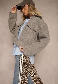 Renee - Brązowa Krótka Kurtka o Pudełkowym Kroju z Kołnierzykiem i Kieszeniami Nelilia. Okazja: na co dzień. Kolor: brązowy. Materiał: jeans. Długość: krótkie. Styl: sportowy, casual, elegancki