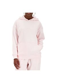 Bluza New Balance WT23554WAN - różowa. Typ kołnierza: kaptur. Kolor: różowy. Materiał: bawełna, tkanina. Wzór: napisy, aplikacja, haft. Styl: sportowy, klasyczny #1