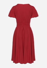 Born2be - Bordowa Sukienka Vices o Rozkloszowanym Kroju z Odpinanym Kwiatem 3D Rallarea. Kolor: czerwony. Wzór: kwiaty. Sezon: wiosna, lato #8