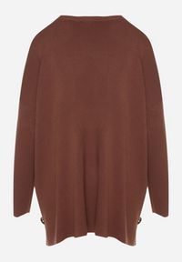 Born2be - Brązowy Sweter z Wiskozą Ozdobiony Guzikami Alavire. Okazja: na co dzień. Kolor: brązowy. Materiał: wiskoza. Wzór: aplikacja. Styl: casual, elegancki #5