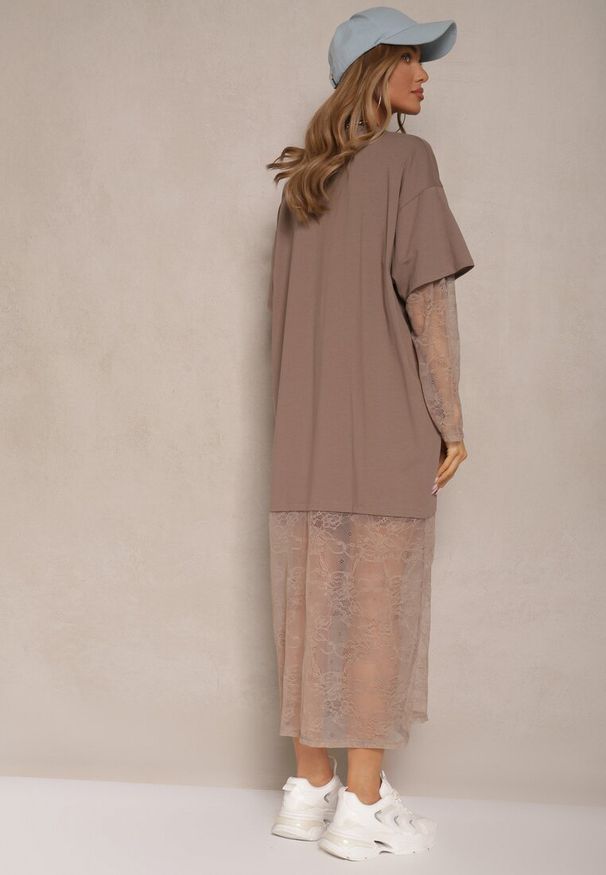 Renee - Beżowa Sukienka o Kroju Typu T-shirt z Koronkowymi Rękawami i Dołem Janiscia. Okazja: na co dzień. Kolor: beżowy. Materiał: koronka. Wzór: koronka. Styl: elegancki, casual