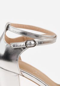 Renee - Srebrne Sandały na Słupku VICES ze Skórzaną Wkładką i Paskami Wokół Kostki Syneilla. Zapięcie: pasek. Kolor: srebrny. Materiał: skóra. Wzór: paski. Obcas: na słupku #8