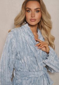 Renee - Jasnoniebieski Szlafrok z Paskiem w Talii Kieszeniami i Tłoczonym Wzorem Evalara. Kolor: niebieski. Materiał: materiał. Długość rękawa: długi rękaw. Długość: długie #3