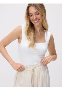 Reserved - Body z dekoltem karo - biały. Typ kołnierza: dekolt w karo. Kolor: biały. Materiał: dzianina #1