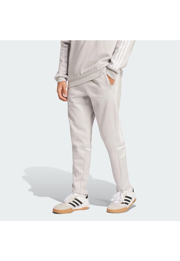 Adidas - Spodnie dresowe Squadra 25. Kolor: szary, biały, wielokolorowy. Materiał: dresówka. Sport: piłka nożna