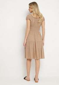 Born2be - Ciemnobeżowa Bawełniana Rozkloszowana Sukienka z Guzikami i Bufiastymi Rękawami Annivi. Okazja: na co dzień. Kolor: beżowy. Materiał: bawełna. Styl: elegancki, casual, klasyczny #4