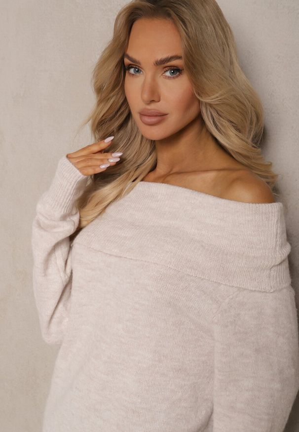 Renee - Beżowy Sweter z Wiskozą i Wełną Ozdobiony Wywiniętym Dekoltem Ravarienne. Kolor: beżowy. Materiał: wiskoza, wełna. Wzór: aplikacja. Sezon: zima