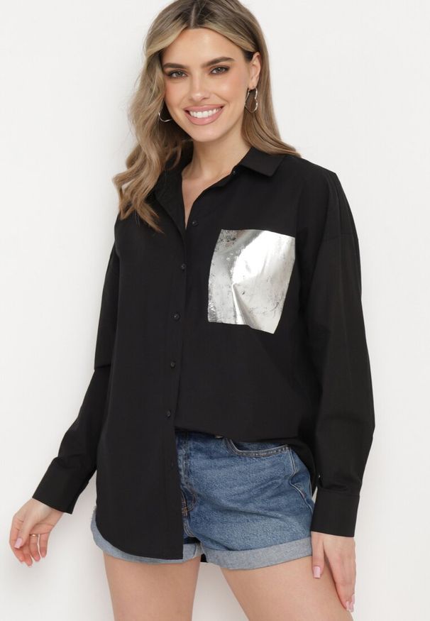 Born2be - Czarna Bawełniana Koszula z Metalicznym Nadrukiem Imitującym Kieszeń Nencilla. Okazja: do pracy, na spotkanie biznesowe. Kolor: czarny. Materiał: bawełna. Długość rękawa: długi rękaw. Długość: długie. Wzór: nadruk. Styl: klasyczny, biznesowy, elegancki