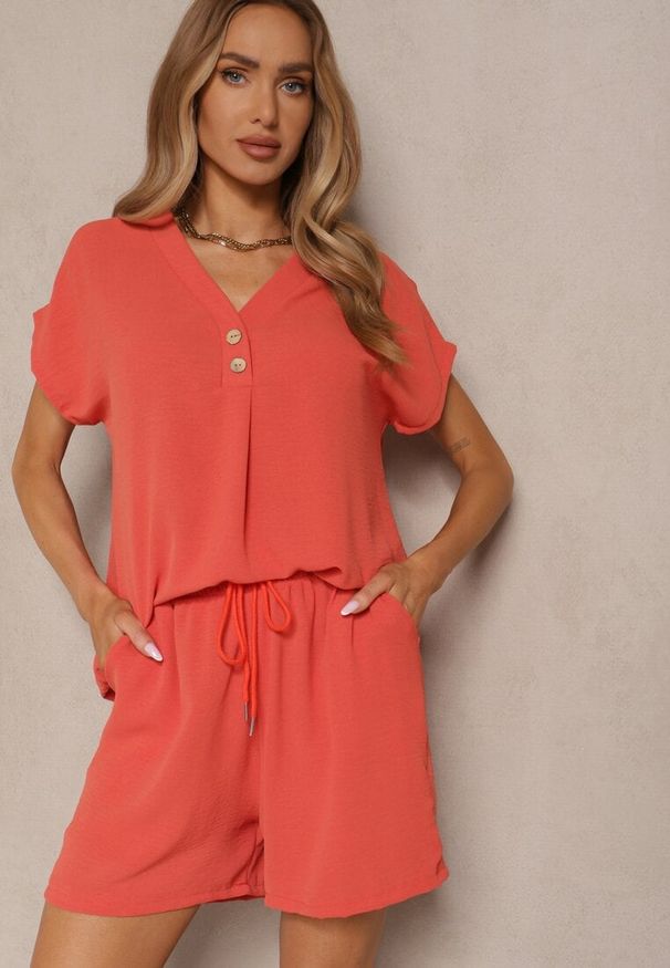 Renee - Pomarańczowy Komplet z Wiskozą T-shirt z Ozdobnymi Guzikami i Szorty Niterela. Kolor: pomarańczowy. Materiał: wiskoza