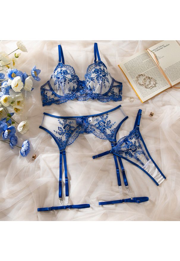 Intica - Komplet bielizny z haftem na specjalne okazje Apolonia. Kolor: niebieski. Materiał: tkanina, materiał, skóra. Wzór: haft