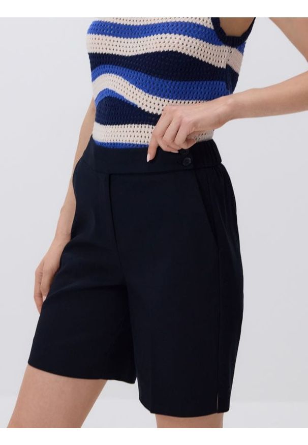 Reserved - Szorty z kantem - granatowy. Kolor: niebieski. Materiał: tkanina, bawełna