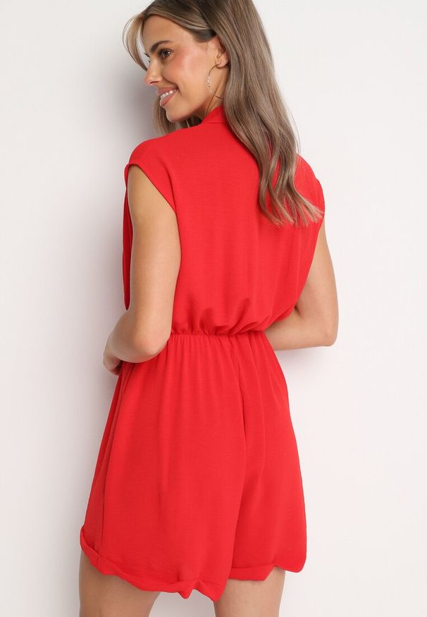 Born2be - Czerwony Kombinezon z Nakładkowym Dekoltem i Gumką w Talii Nansaliah. Kolor: czerwony