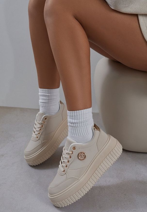 Renee - Beżowe Sneakersy Vices na Platformie z Tłoczeniem Ozdobione Metaliczną Aplikacją Eriri. Okazja: do pracy. Kolor: beżowy. Materiał: jeans. Wzór: aplikacja. Obcas: na platformie