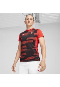 Puma - Damska koszulka przedmeczowa z krótkim rękawem AC Milan PUMA. Kolor: czerwony, wielokolorowy, czarny. Długość rękawa: krótki rękaw. Długość: krótkie. Sport: piłka nożna