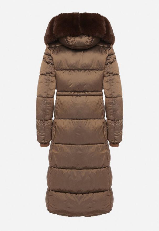 Born2be - Brązowa Długa Kurtka Puchowa z Pikowanymi Przeszyciami i Kapturem z Futrem Zevea. Okazja: na co dzień, na spacer. Kolor: brązowy. Materiał: puch, futro. Długość: długie. Styl: casual, elegancki