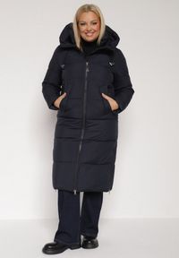 Born2be - Granatowa Długa Kurtka Pikowana z Kapturem i Bocznymi Suwakami Mevoressa. Okazja: na co dzień, na spacer. Typ kołnierza: kaptur. Kolekcja: plus size. Kolor: niebieski. Materiał: poliester, dzianina, jeans. Długość: długie. Styl: casual #1