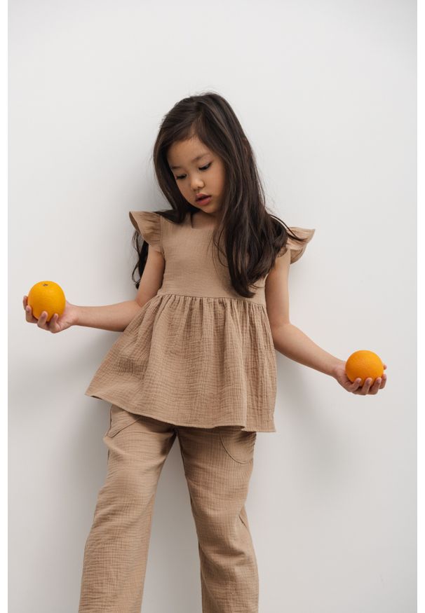 Marsala - MINI bluzka z muślinu w kolorze COOKIE BEIGE - PRINCESS-128-134 (8-9). Okazja: na co dzień. Typ kołnierza: dekolt w łódkę. Kolor: beżowy. Materiał: bawełna. Długość rękawa: krótki rękaw. Długość: krótkie. Styl: casual