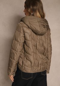 Renee - Brązowa Kurtka Przejściowa z Kapturem w Oryginalne Pikowane Przeszycia Arivitta. Okazja: na spacer. Typ kołnierza: kaptur. Kolor: brązowy. Materiał: jeans, poliester