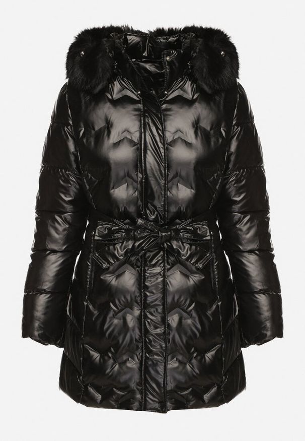 Born2be - Czarna Pikowana Kurtka z Odpinanym Kapturem i Futerkiem Wiązana Paskiem Olenessa. Kolor: czarny. Materiał: futro. Sezon: zima