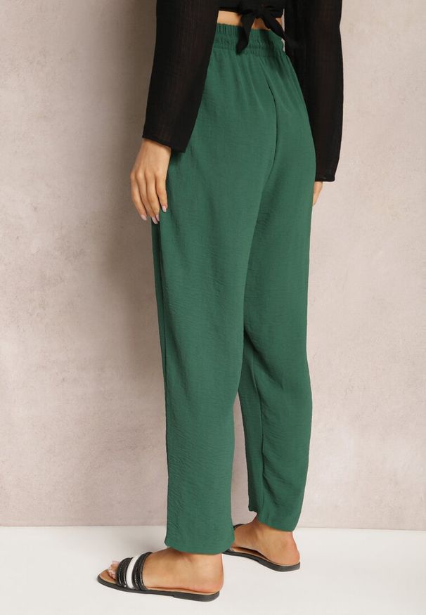 Renee - Zielone Spodnie o Luźnym Fasonie ze Sznurkiem i Gumką w Talii Enivea. Okazja: na co dzień. Kolor: zielony. Styl: casual, elegancki