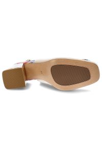 Czółenka damskie S.Barski, slingback ze skóry naturalnej z kolorowym obcasem i ozdobną klamrą z regulowanym paskiem, różowe, LZ61-2010. Okazja: na ślub cywilny, na imprezę, na wesele. Zapięcie: klamry. Kolor: beżowy. Materiał: skóra. Wzór: kolorowy. Obcas: na obcasie. Styl: elegancki. Wysokość obcasa: średni #7