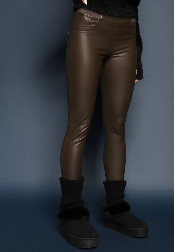 Renee - Brązowe Legginsy z Imitacji Skóry High Waist z Ociepleniem Felilith. Okazja: na co dzień. Stan: podwyższony. Kolor: brązowy. Materiał: skóra. Długość: długie. Sezon: jesień. Styl: elegancki, casual