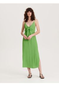 Reserved - Sukienka midi z wiskozy - zielony. Kolor: zielony. Materiał: wiskoza. Wzór: gładki. Długość: midi #1