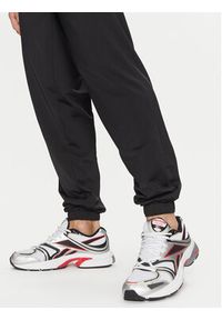 Reebok Spodnie dresowe Vector 100063237 Czarny Regular Fit. Kolor: czarny. Materiał: syntetyk