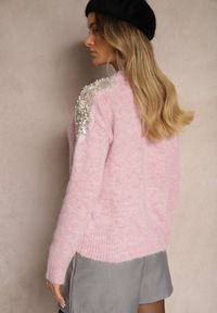 Renee - Różowy Sweter z Przezroczystymi Wstawkami z Cyrkoniami Perełkami i Cekinami z Wełną Tiarinae. Okazja: na co dzień, na spotkanie biznesowe, do pracy. Kolor: różowy. Materiał: wełna. Sezon: jesień, zima. Styl: klasyczny, biznesowy, casual #5