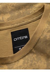 Ombre Clothing - Wzorzysta bawełniana męska koszulka z krótkim rękawem – oliwkowa V3 OM-TSFP-0223 - XXL. Okazja: na co dzień. Kolor: oliwkowy. Materiał: bawełna. Długość rękawa: krótki rękaw. Długość: krótkie. Wzór: nadruk. Styl: klasyczny, casual #3