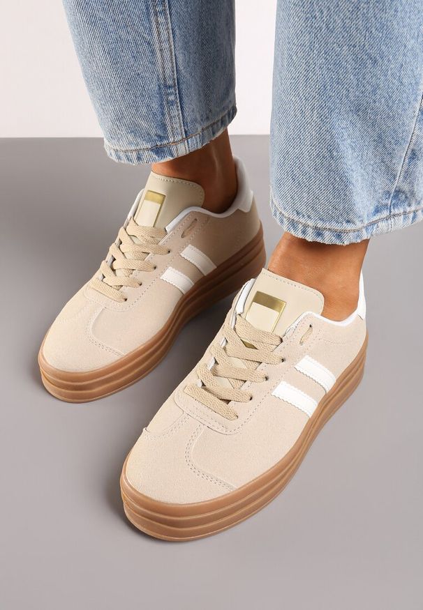 Renee - Beżowe Klasyczne Sneakersy na Niewysokiej Platformie Terilee. Okazja: na co dzień. Kolor: beżowy. Materiał: jeans. Wzór: aplikacja. Obcas: na platformie