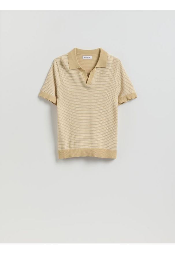 Reserved - Sweter polo z wiskozą - kremowy. Typ kołnierza: polo. Kolor: kremowy. Materiał: wiskoza