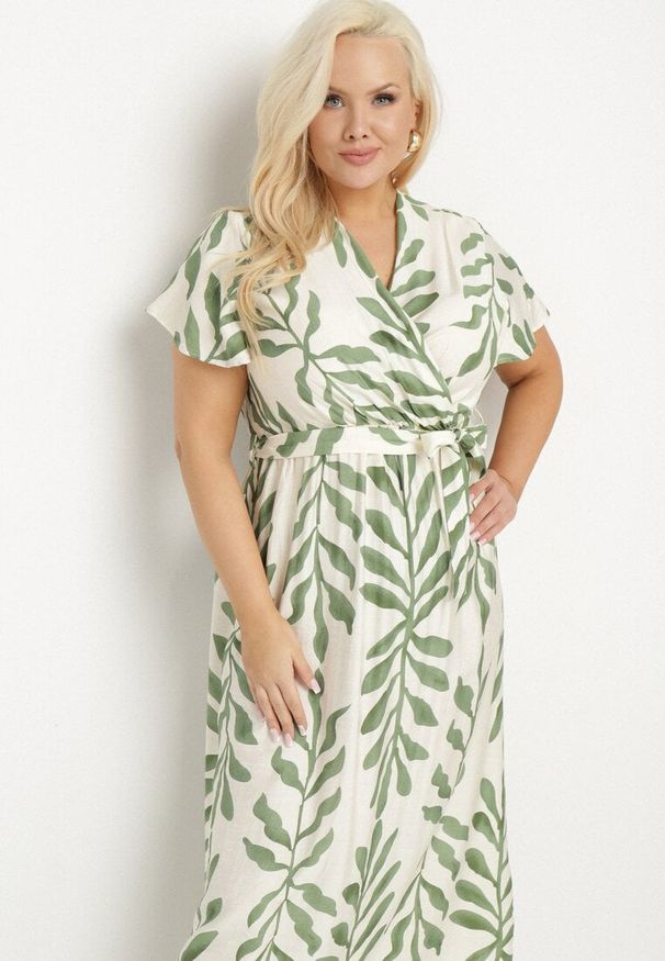 Born2be - Zielona Rozkloszowana Sukienka z Wiskozą i Kopertowym Dekoltem w Liście Edialissa. Okazja: na co dzień. Typ kołnierza: dekolt kopertowy. Kolor: zielony. Materiał: wiskoza. Wzór: aplikacja. Typ sukienki: kopertowe. Styl: klasyczny, casual, elegancki