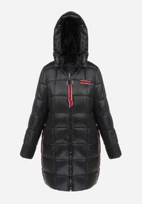 Born2be - Czarna Kurtka Pikowana z Lampasami i Kapturem Hina. Kolor: czarny. Sezon: zima. Styl: elegancki #5
