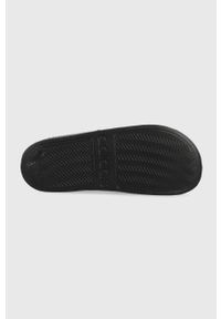 Adidas - adidas klapki Adilette męskie kolor czarny. Kolor: czarny. Materiał: materiał. Obcas: na obcasie. Wysokość obcasa: niski