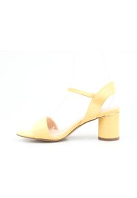 Inna - Sandały na niskim okrągłym słupku żółte Jezzi. Nosek buta: okrągły. Kolor: żółty. Materiał: materiał, skóra. Obcas: na słupku. Wysokość obcasa: średni #5