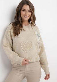 Born2be - Beżowy Sweter z Naszywkami w Perły i Cyrkonie Aljia. Kolor: beżowy. Wzór: aplikacja. Sezon: jesień, zima