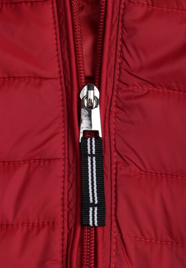 Born2be - Czerwona Pikowana Kurtka Przejściowa z Odpinanym Kapturem Tidesse. Kolor: czerwony. Materiał: poliester, jeans