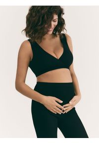 Reserved - Bezszwowy top w stylu sportowym - czarny. Kolor: czarny. Materiał: prążkowany, dzianina. Długość: krótkie. Styl: sportowy #1